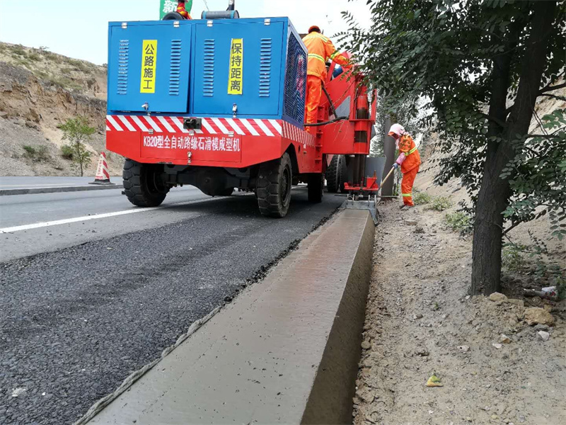公路滑模机施工